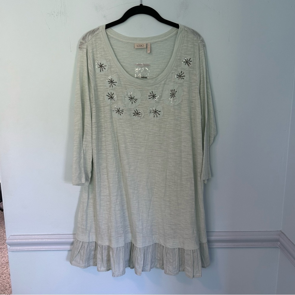 NWT LOGO Green Quarter Length Sleeve Rhinestone Ruffled Bottom Tunic Size Large